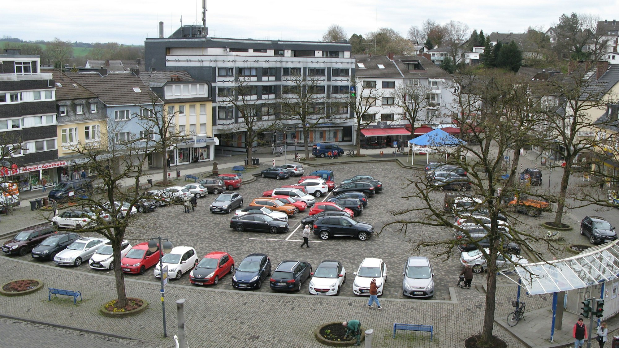 Blick von oben auf den Marktplatz Eitorf mit kahlen Bäumen und parkenden Autos.