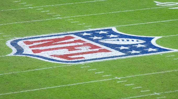 Das NFL-Logo auf dem Spielfeld in der Allianz-Arena.