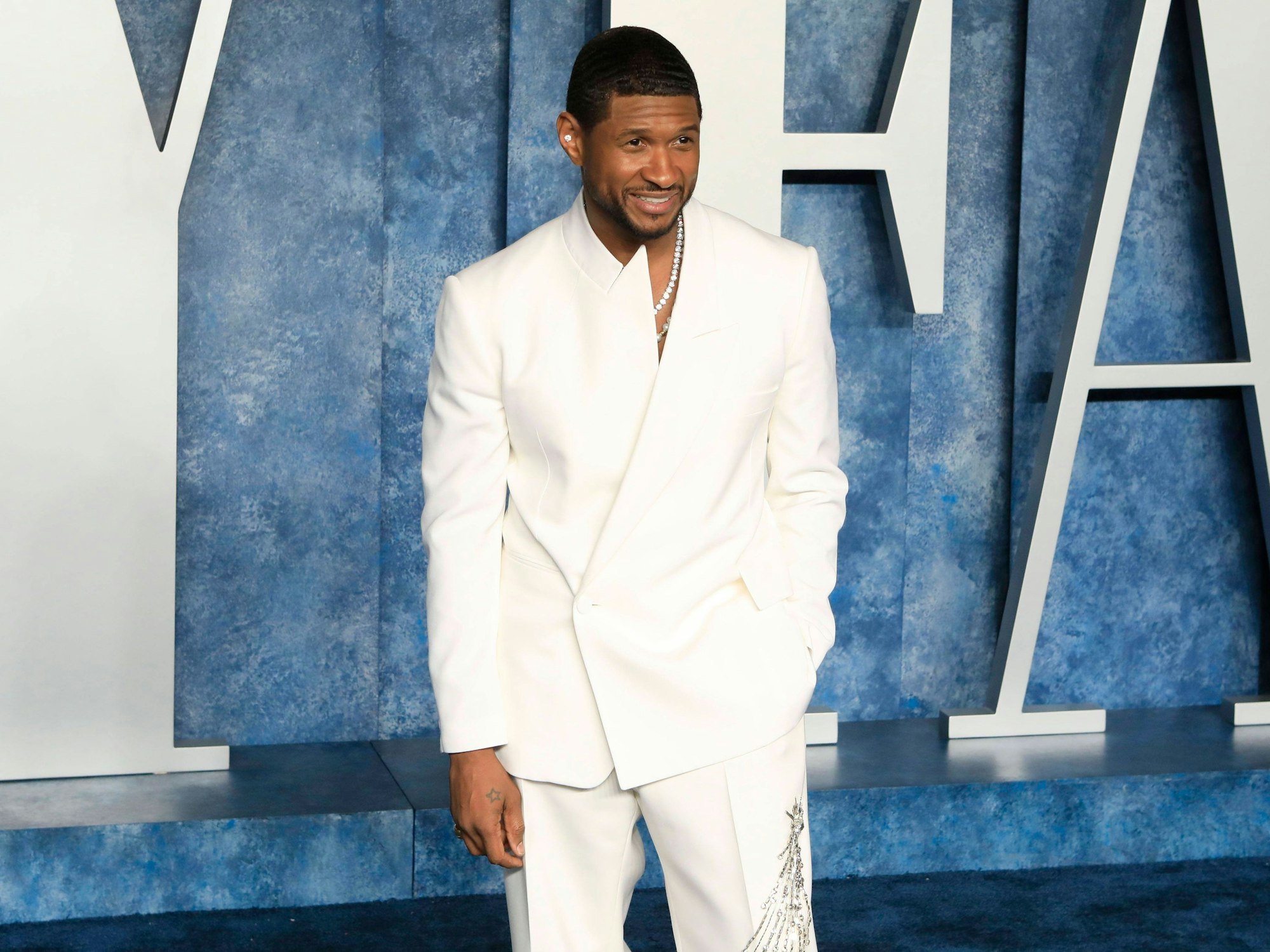 Sänger Usher im weißen Anzug bei der Oscar-Verleihung in Beverly Hills.