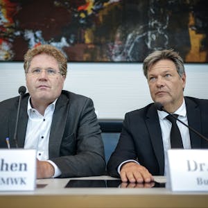 Staatssekretär Patrick Graichen mit Bundeswirtschaftsminister Robert Habeck bei einer Pressekonferenz.