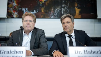 Robert Habeck (r.) und Patrick Graichen nehmen an der gemeinsamen Sitzung der Ausschüsse für Wirtschaft und Klimaschutz und Energie des Bundestages teil.