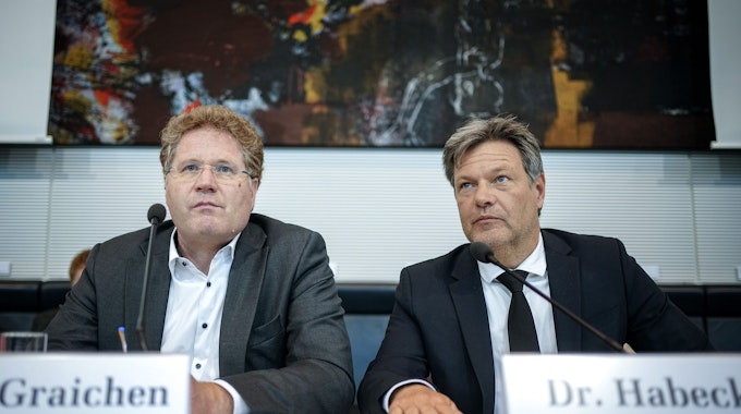 Robert Habeck (r.) und Patrick Graichen nehmen an der gemeinsamen Sitzung der Ausschüsse für Wirtschaft und Klimaschutz und Energie des Bundestages teil.