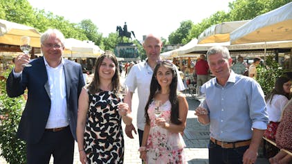 Eröffnung der Kölner Weinwoche auf dem Heumarkt.

v.li. Bürgermeister Ralph Elster, Deutsche Weinprinzessin Saskia Teucke, Richard Nägler, Carolin Hillenbrand und Johannes Ohlig.