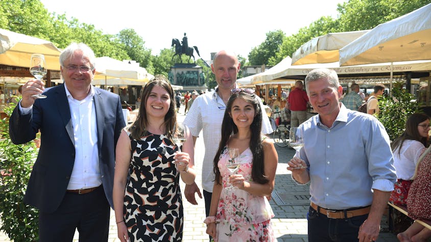Eröffnung der Kölner Weinwoche auf dem Heumarkt.

v.li. Bürgermeister Ralph Elster, Deutsche Weinprinzessin Saskia Teucke, Richard Nägler, Carolin Hillenbrand und Johannes Ohlig.