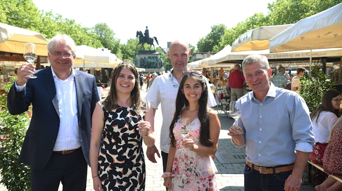 Eröffnung der Kölner Weinwoche im Mai 2022 auf dem Heumarkt. v.li. Bürgermeister Ralph Elster, Deutsche Weinprinzessin Saskia Teucke, Richard Nägler, Carolin Hillenbrand und Johannes Ohlig