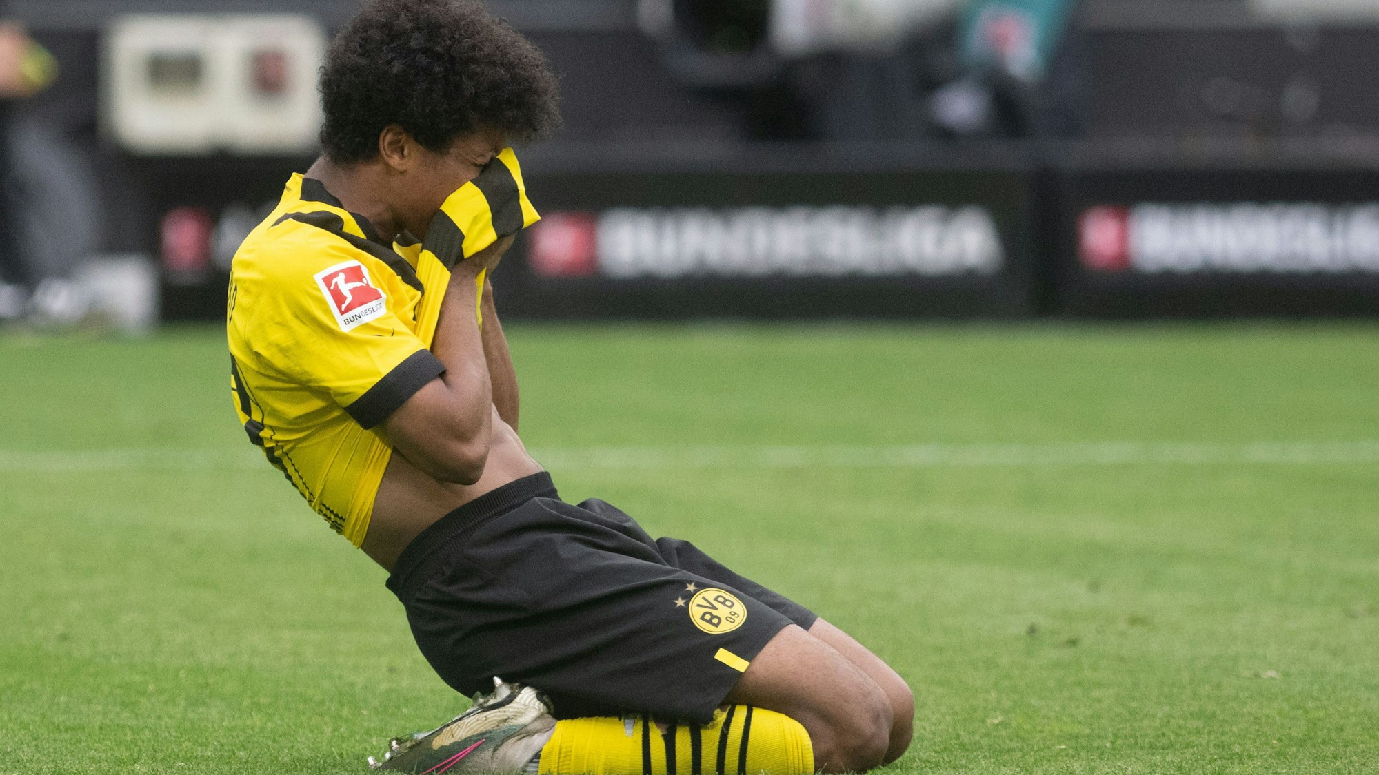 Dortmunds Karim Adeyemi hält sich nach seinem verschossenen Strafstoß die Hände vors Gesicht.
