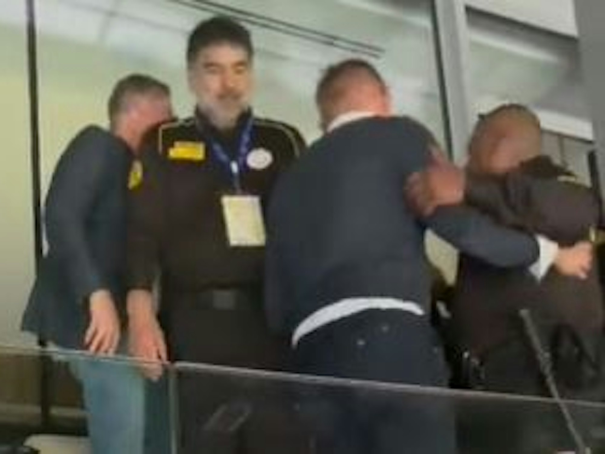 Alf Inge Haaland wird während des Spiels von Manchester City bei Real Madrid von Sicherheitsmitarbeiten aus der VIP-Loge abgeführt.