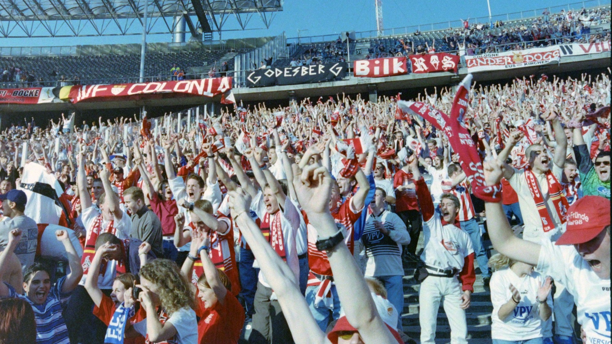 Fans des 1. FC Köln freuen sich im Berliner Olympiastadion über ein Tor ihrer Mannschaft.