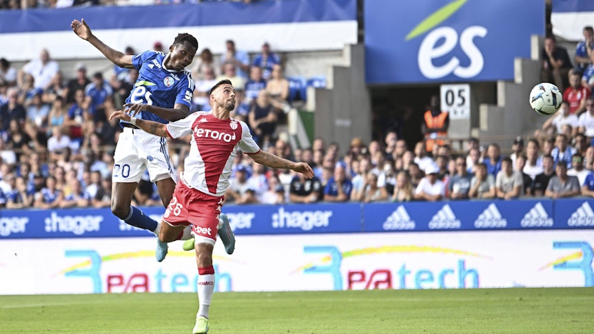Habib Diallo (l.) gewinnt im Spiel von Racing Straßburg gegen AS Monaco am 6. August 2022 ein Kopfballduell und erzielt so ein Tor.