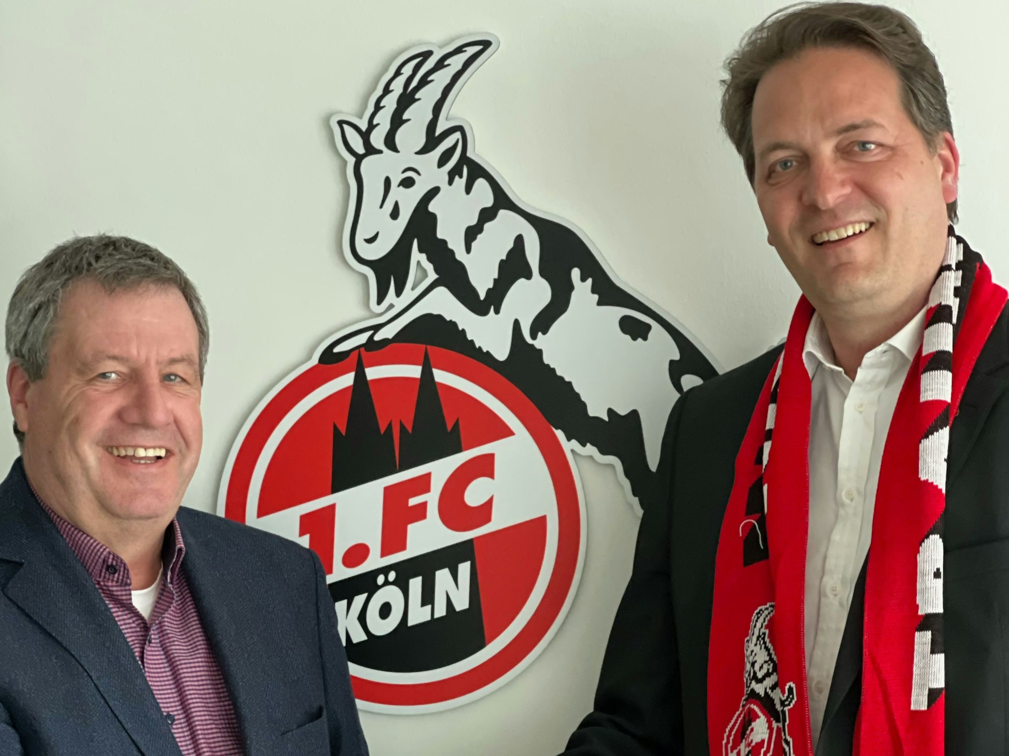 CDU-Vorsitzender Karl Alexander Mandl war am Geißbockheim beim 1. FC Köln zu Besuch. Hier schüttelt er Werner Wolf die Hand.