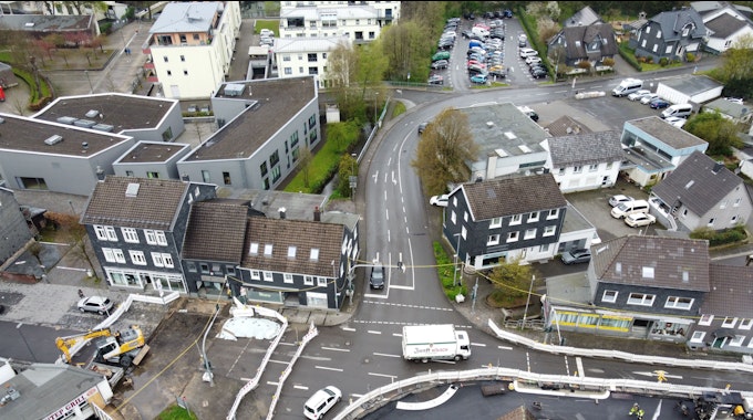 Umbau für den Kreisel an der Polizei in Wipperfürth. Ein Kreisverkehr mit umliegenden Häusern ist aus der Vogelperspektive dargestellt.