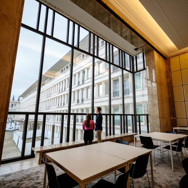 Die riesige Glasfassade ist Teil des Hörsaals im Kölner Gerling-Quartier.