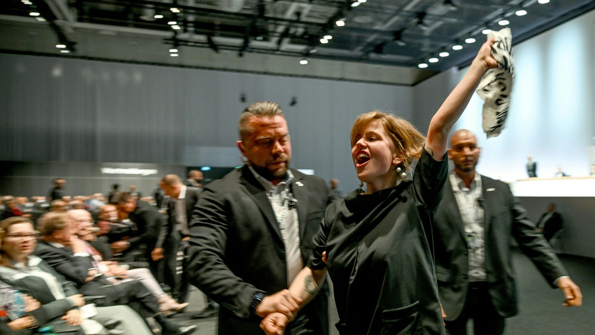 Aktivisten werden aus dem Saal gebracht bei der Vollversammlung der Volkswagen AG - Hauptversammlung 2023.
