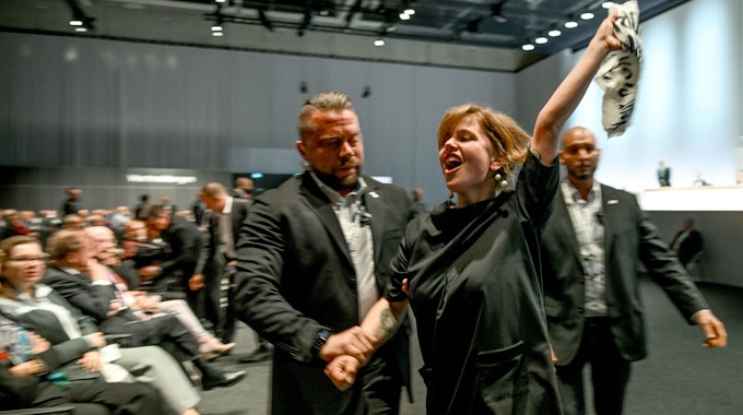 Aktivisten werden aus dem Saal gebracht bei der Vollversammlung der Volkswagen AG - Hauptversammlung 2023.