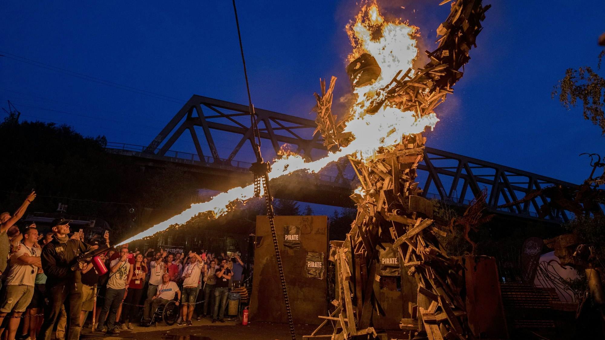 Beim Pirate Summit wird während einer großen Party ein mehrere Meter hoher Holzpirat verbrannt.