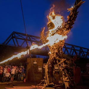 Beim Pirate Summit wird während einer großen Party ein mehrere Meter hoher Holzpirat verbrannt.