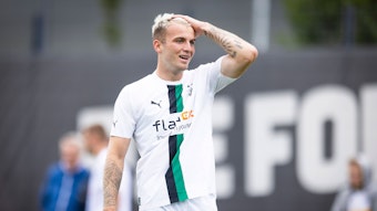 Das Foto zeigt Jordan Beyer am 26. Juni 2022 beim Trainingsauftakt von Borussia Mönchengladbach zur Saison 2022/23.
