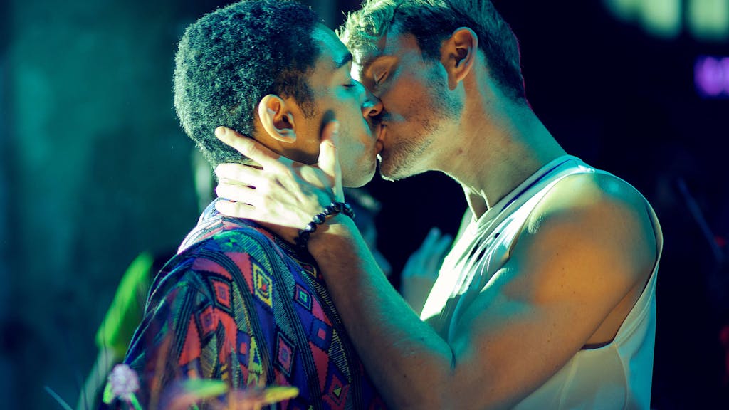Die queeren Charaktere Robbie (Frederic Brossier, rechts) und Vince (Benito Bause) in einer Szene (Folge: „Der Umzug“) der fünfteiligen schwulen ARD-Miniserie „All You Need“, die am 07.05.2021 in der ARD-Mediathek startete.