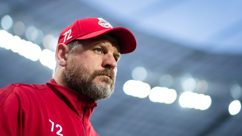 Steffen Baumgart steht in Leverkusen an der Seitenlinie.