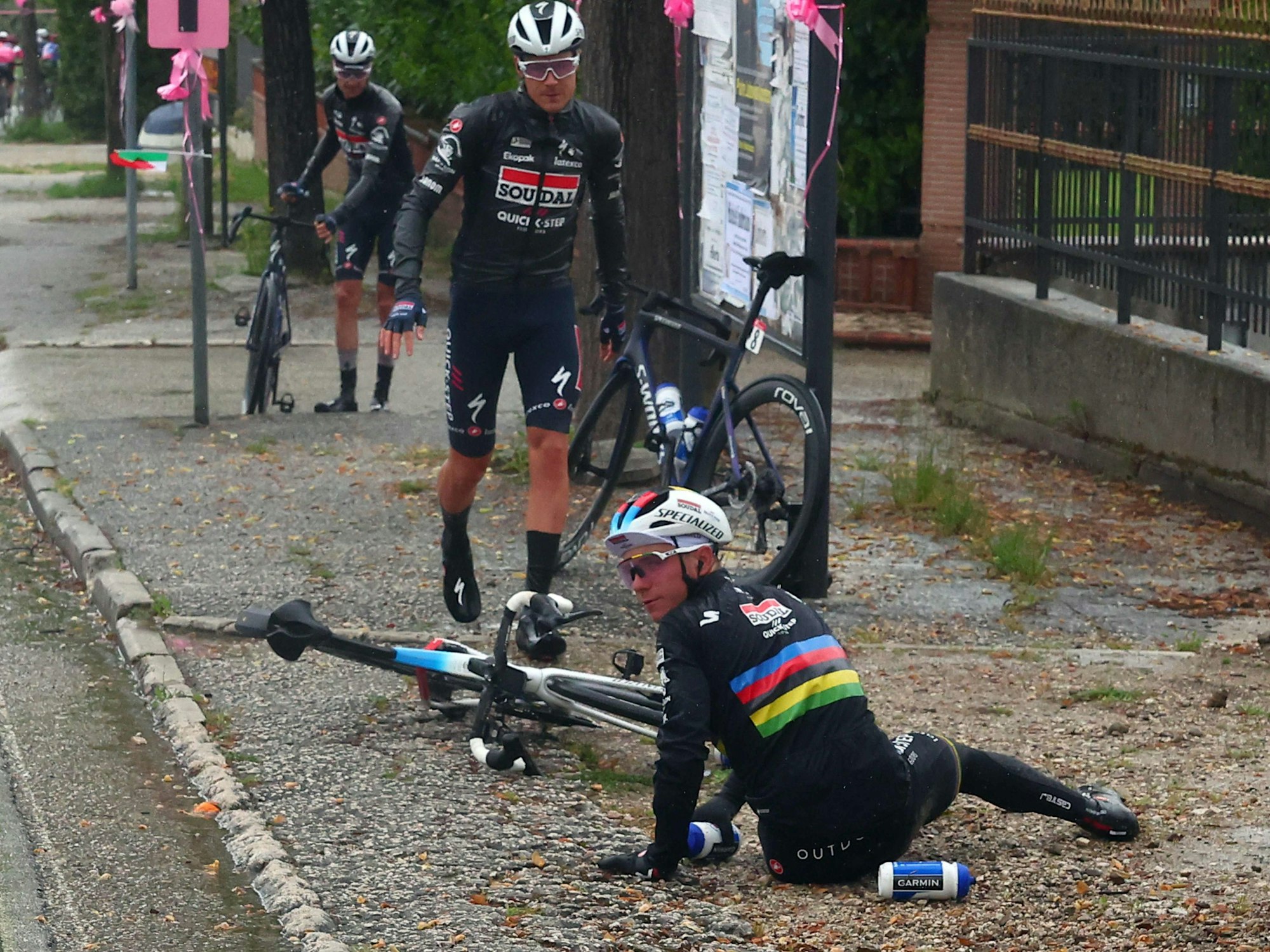 Remco Evenepoel stürzt am 10. Mai bei der 5. Etappe der Giro d’Italia.