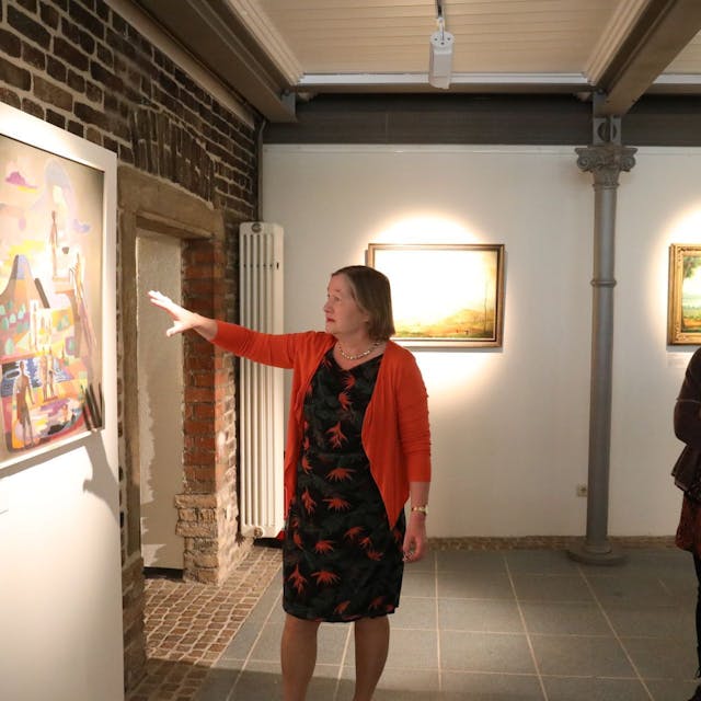 Zwei Frauen in einer Ausstellung mit Arbeiten von Carlo Mense.
