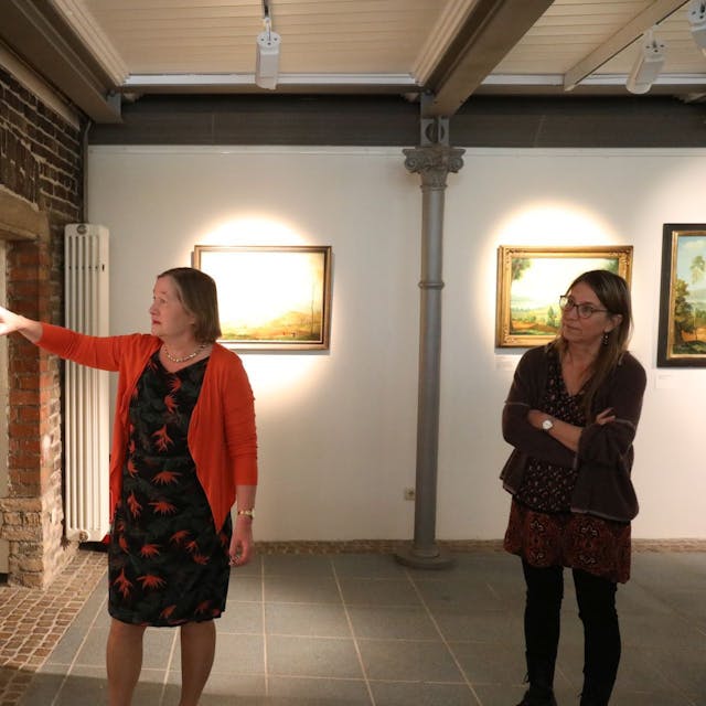Zwei Frauen in einer Ausstellung mit Arbeiten von Carlo Mense.