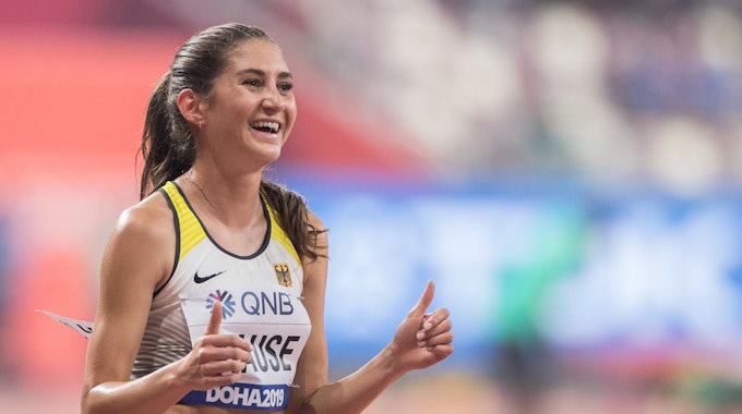 Gesa Krause freut sich über Bronze und deutschen Rekord bei der Leichtathletik-WM 2019 in Doha.