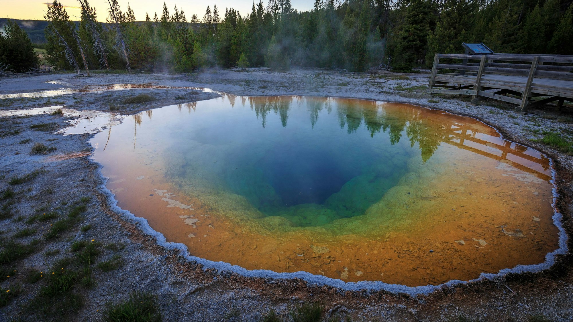 Zu sehen ist der Morning Glory Pool im Yellowstone-Nationalpark. Der Geysir erscheint nun in vielen bunten Farben.