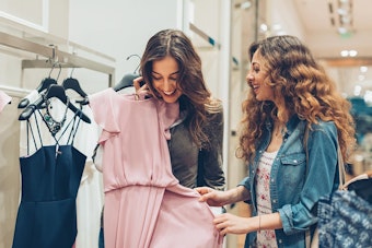 Zwei Frauen kaufen in einem Geschäft ein Kleid