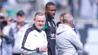 Roland Virkus, Manager von Borussia Mönchengladbach, sucht einen Stürmer-Nachfolger für Marcus Thuram (im Hintergrund). Der Franzose verlässt Gladbach nach Saisonende ablösefrei. Das Foto zeigt den Fohlen-Manager im Rahmen des Bundesliga-Spiels gegen den VfL Bochum am 6. Mai 2023.