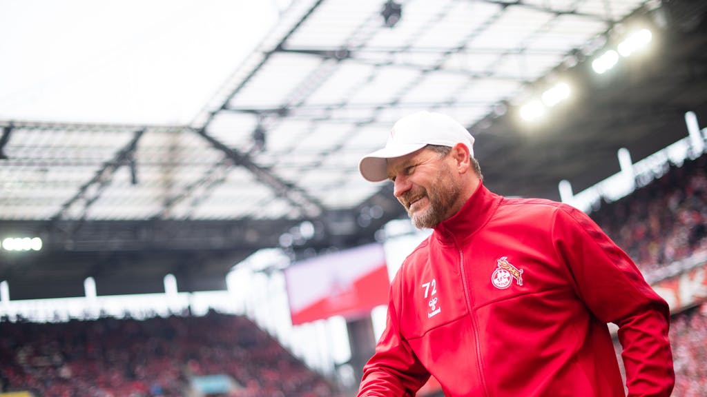 Steffen Baumgart lächelt im Rhein-Energie-Stadion.