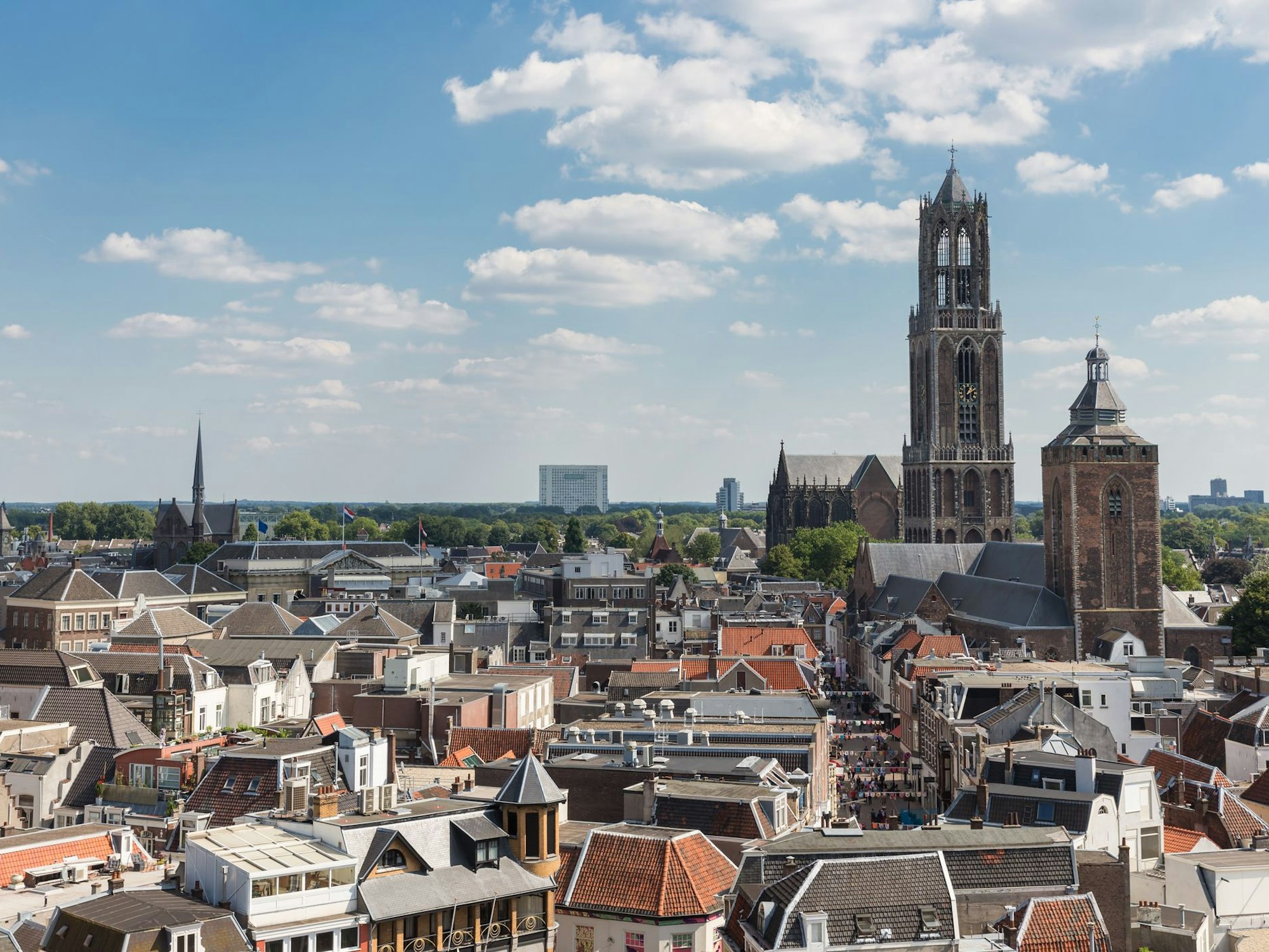 Der beeindruckende Domturm misst 112 Meter und ist das Wahrzeichen der niederländischen Stadt Utrecht.