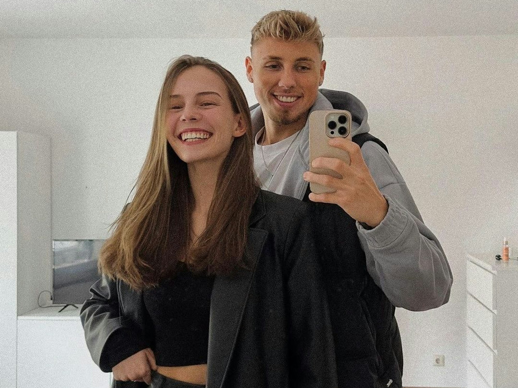 Jona Niemiec und Freundin Emilia posieren für ein gemeinsames Selfie.