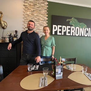 Danijela und Slavoljub Pejovic stehen vor dem Schriftzug Peperoncino