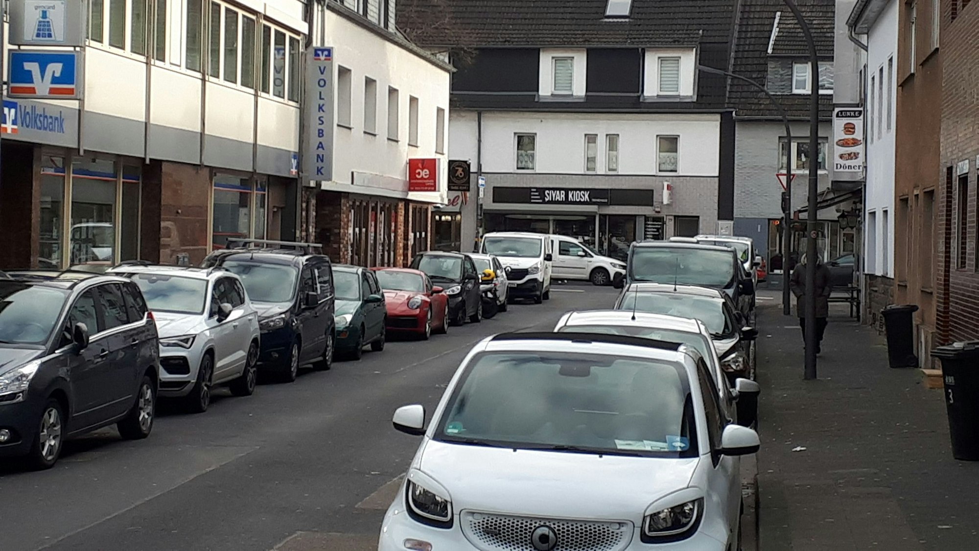 Die Grethenstraße in Longerich ist links und rechts mit Autos zugeparkt.