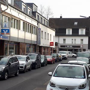 Blich in eine Straße mit beidseitig parkenden Autos