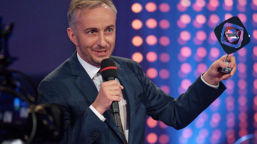 Satiriker und Moderator Jan Böhmermann steht bei der 59. Grimme-Preisverleihung mit dem Preis in der Kategorie „Unterhaltung“ auf der Bühne.