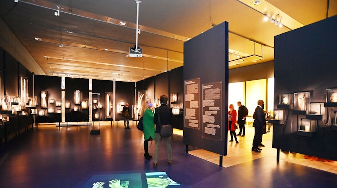 Ausstellung im Rautenstrauch-Joest-Museum. Menschen schauen sich die Bilder an.