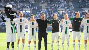 Arm in Arm jubeln die Spieler von Borussia Mönchengladbach mit Trainer Daniel Farke (3.v.l.) am 6. August 2022 nach dem Bundesliga-Sieg gegen die TSG Hoffenheim.