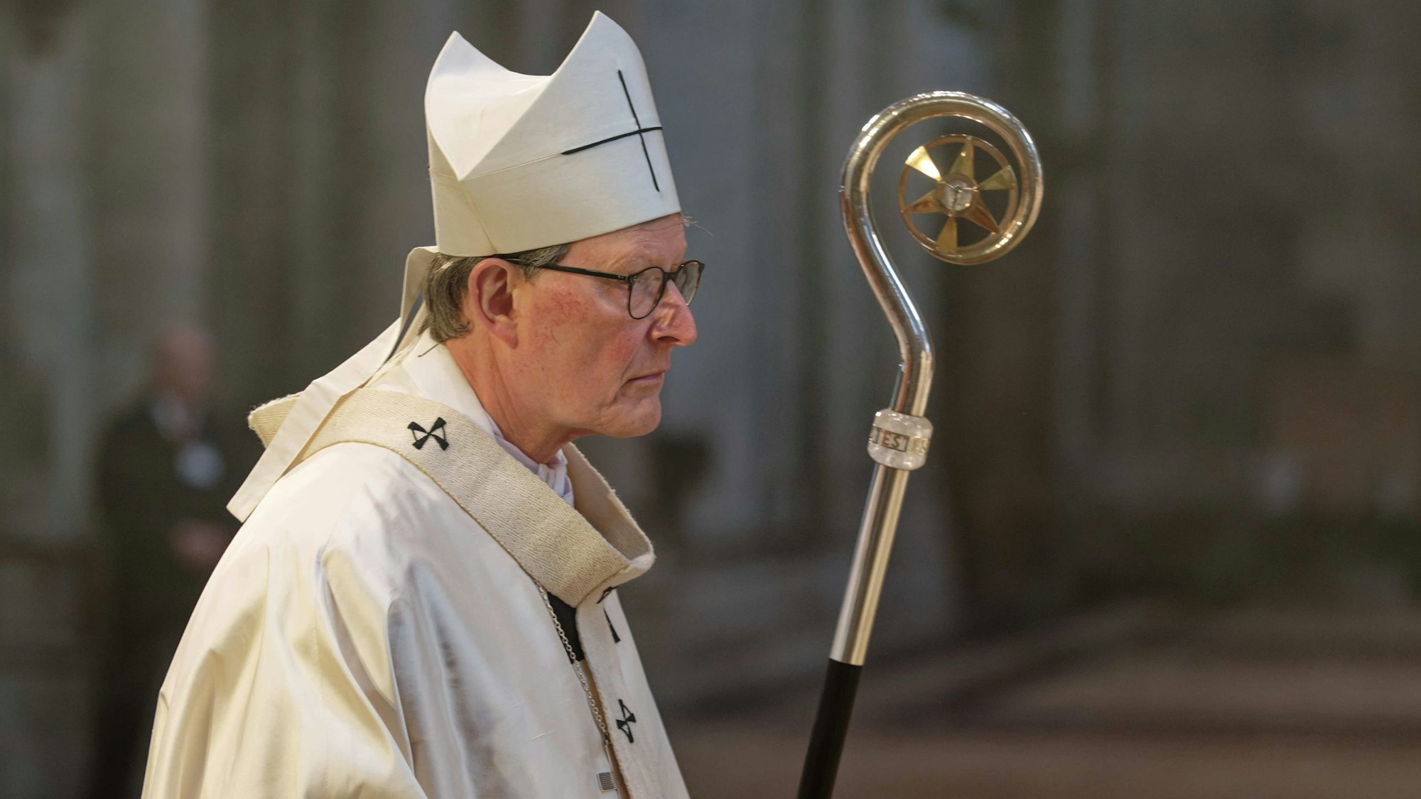 Der Kölner Erzbischof, Kardinal Rainer Woelki, kommt zum Pontifikalamt am Ostersonntag 2023 in den Kölner Dom.