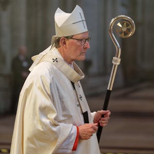 Der Kölner Erzbischof, Kardinal Rainer Woelki, kommt zum Pontifikalamt am Ostersonntag 2023 in den Kölner Dom.