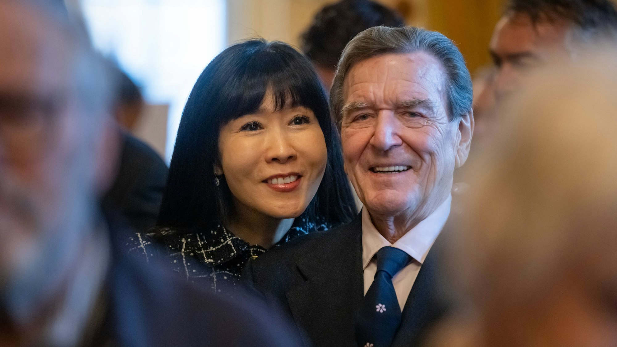 Gerhard Schröder mit seiner Ehefrau So-yeon Schröder-Kim. Der Altkanzler besuchte am 9. Mai mit seiner Frau einen Empfang der russischen Botschaft – und steht nun in der Kritik. (Archivbild)