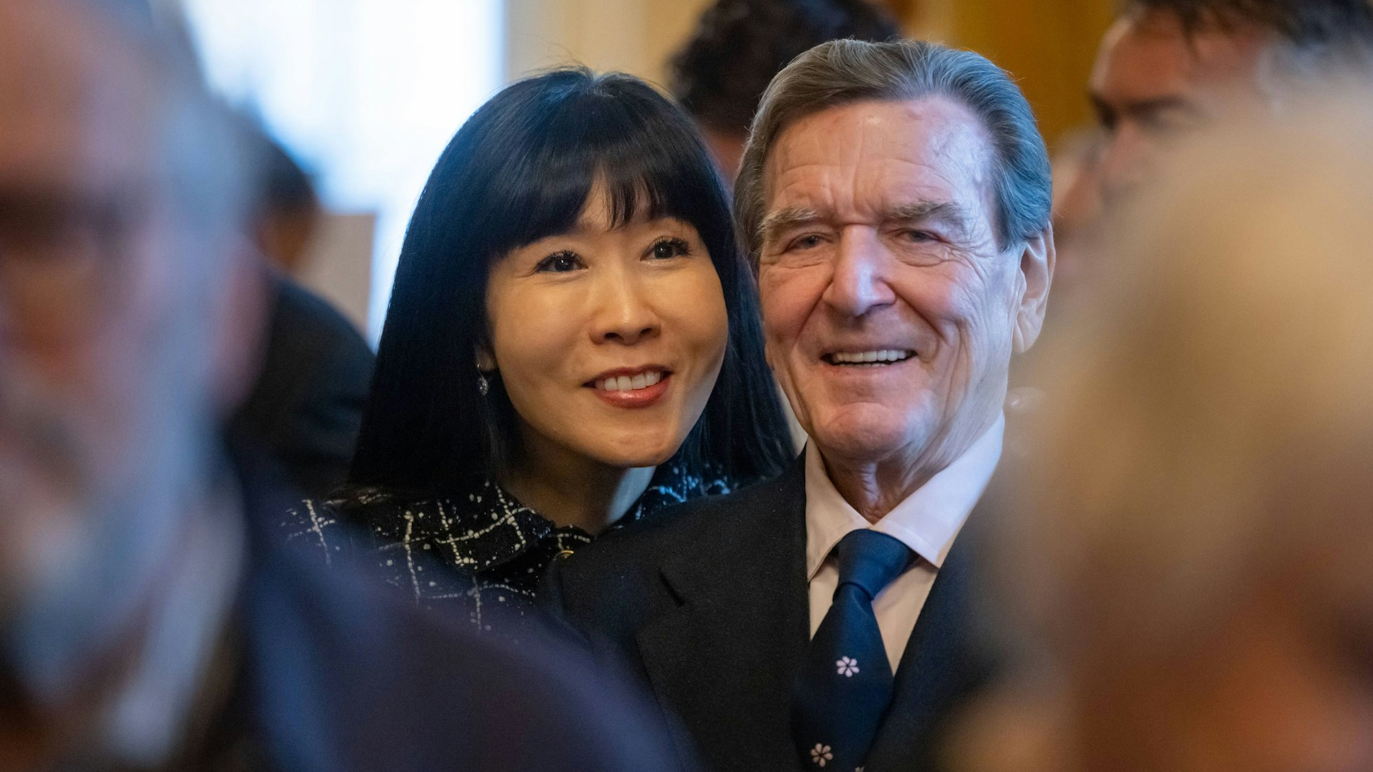 Bundeskanzler a.D. Gerhard Schröder mit seiner Frau Soyeon Schröder-Kim bei einem Besuch im Staatstheater Meiningen.