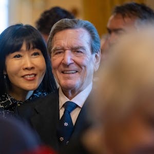 Gerhard Schröder mit seiner Ehefrau So-yeon Schröder-Kim. Der Altkanzler besuchte am 9. Mai mit seiner Frau einen Empfang der russischen Botschaft – und steht nun in der Kritik. (Archivbild)