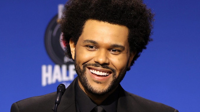 The Weeknd, Sänger aus Kanada, spricht während der Halbzeit-Pressekonferenz vor dem Super Bowl.