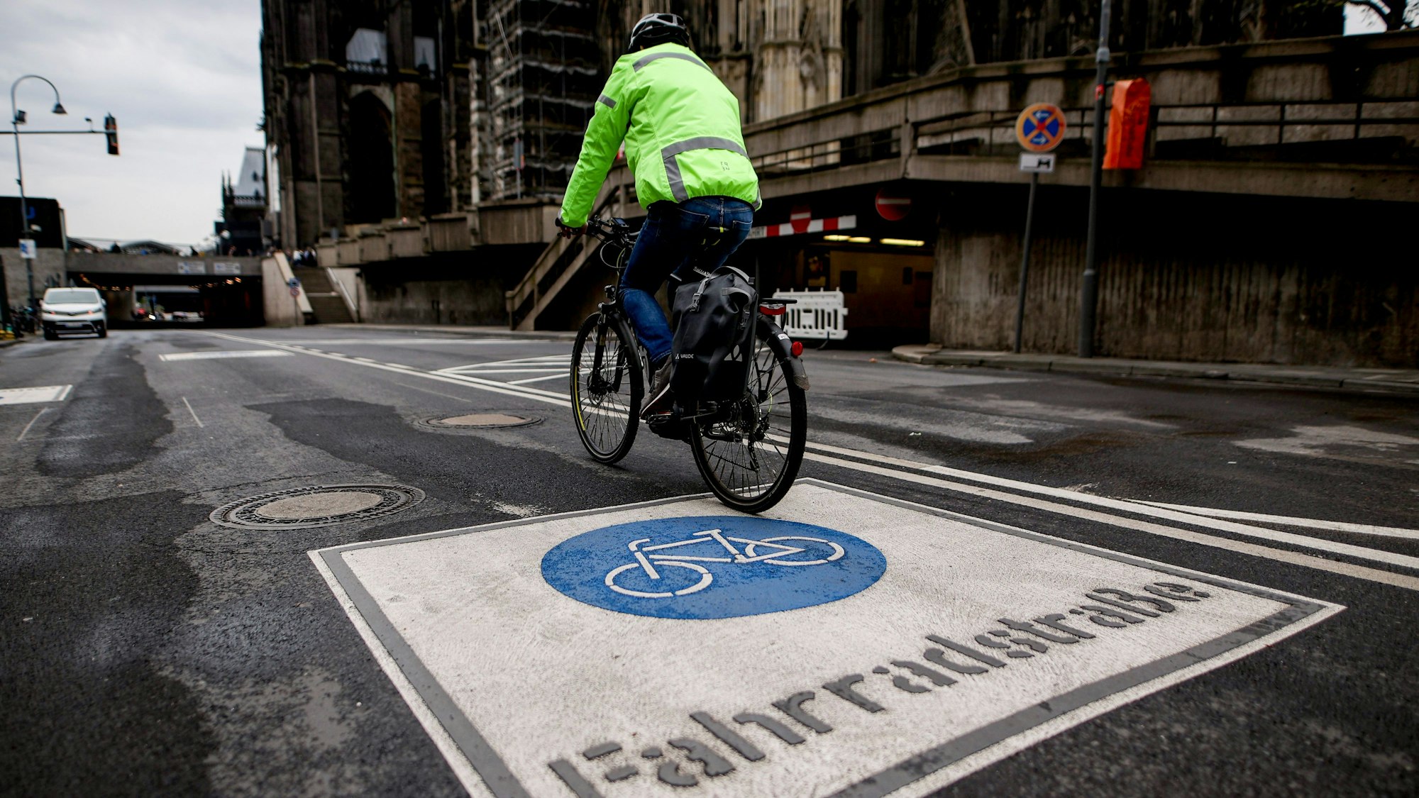 Ein Radfahrer fährt auf der neu angelegten Fahrradstraße in der Trankgasse am Dom in Köln.