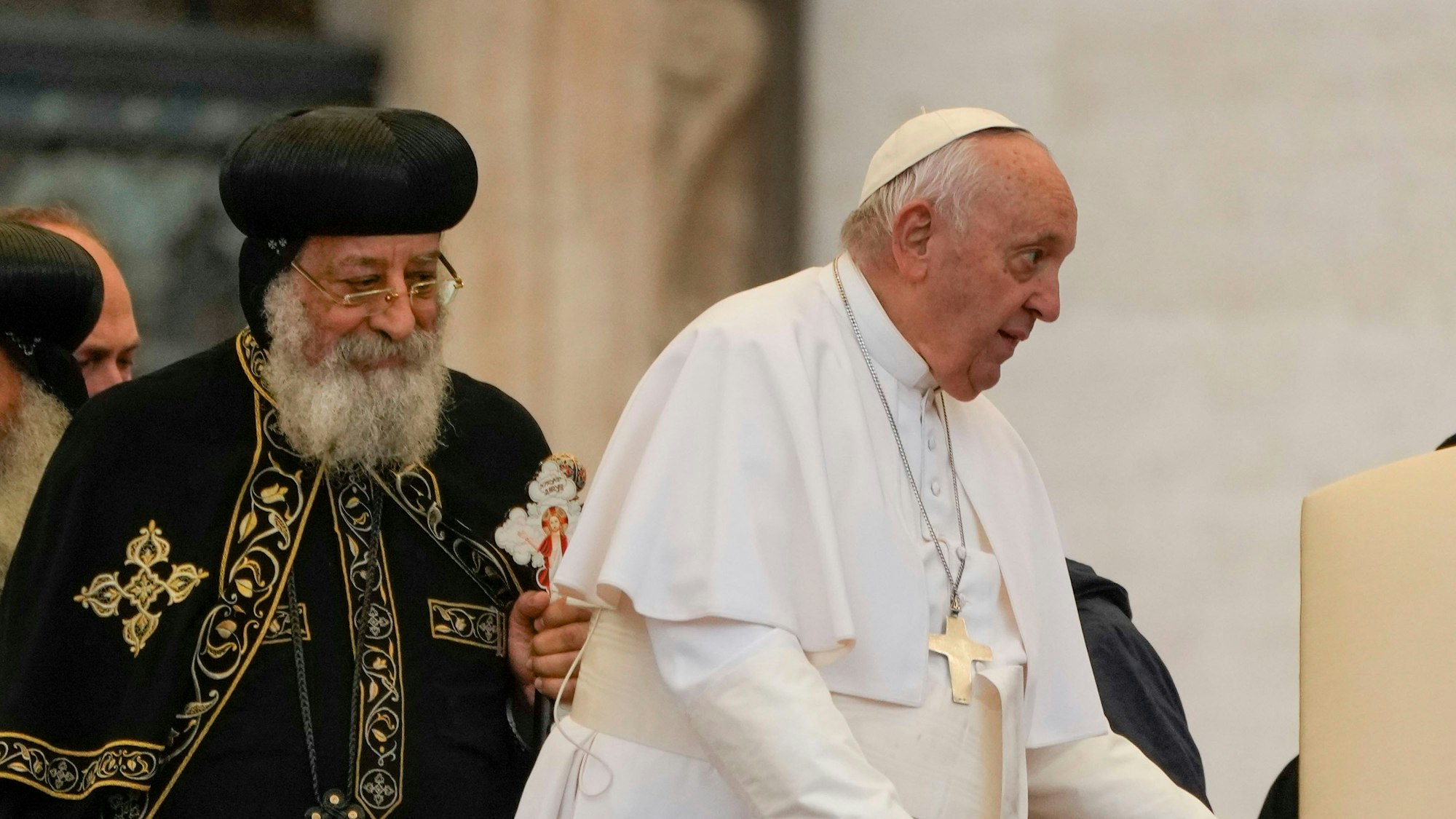 Papst Franziskus (r) kommt mit Tawadros II., Oberhaupt der koptisch-orthodoxen Kirche von Alexandria.