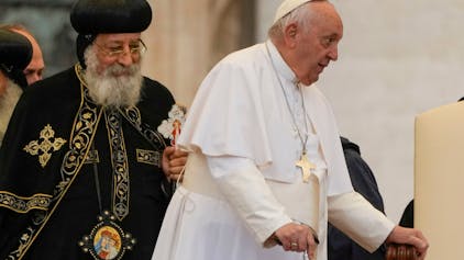 Papst Franziskus (r) kommt mit Tawadros II., Oberhaupt der koptisch-orthodoxen Kirche von Alexandria.