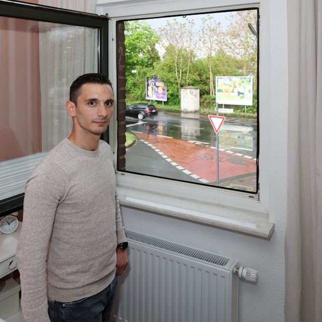Muhammet Akcamuz aus Holweide steht in seinem Schlafzimmer vor dem Fenster, aus dem er einen Taxiräuber beobachtet hat.
