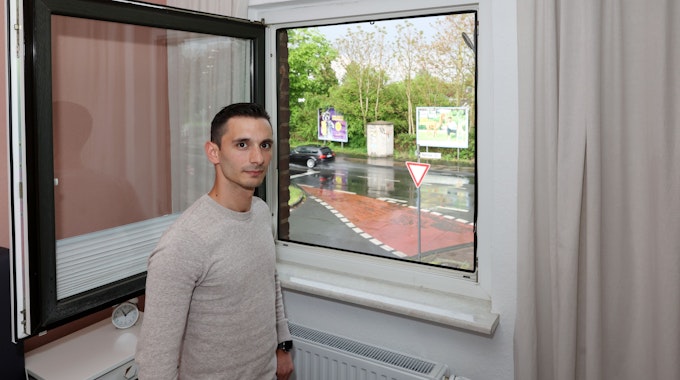 Muhammet Akcamuz aus Holweide steht in seinem Schlafzimmer vor dem Fenster, aus dem er einen Taxiräuber beobachtet hat.